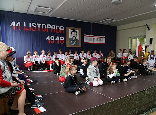 Uczniowie SJSP LTO uczcili rocznicę Niepodległości 33979