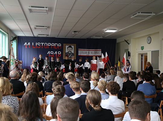 Uczniowie SJSP LTO uczcili rocznicę Niepodległości 33986