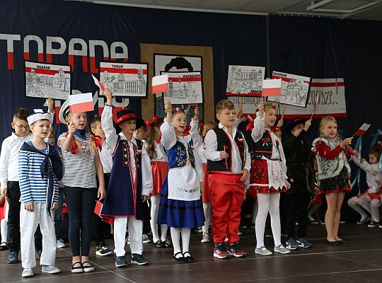 Uczniowie SJSP LTO uczcili rocznicę Niepodległości 33993
