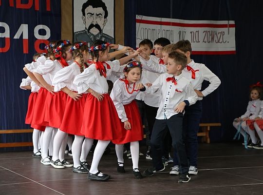 Uczniowie SJSP LTO uczcili rocznicę Niepodległości 33995