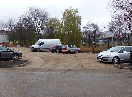 Utwardzony parking przy ulicy Przymurnej 34556