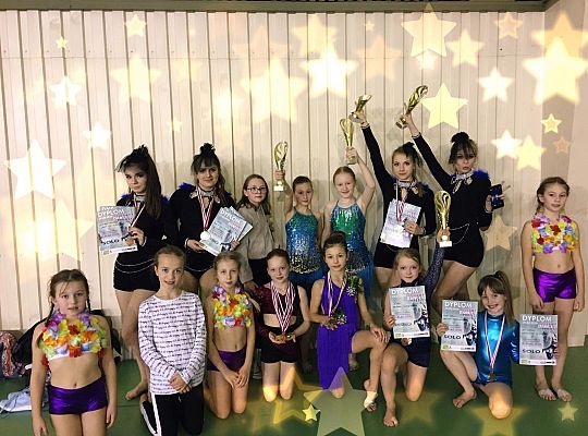 Medale i puchary dla tancerek z SP 8 35757