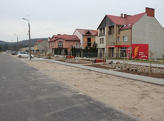 Nowy asfalt i 50 miejsc parkingowych przy 35832