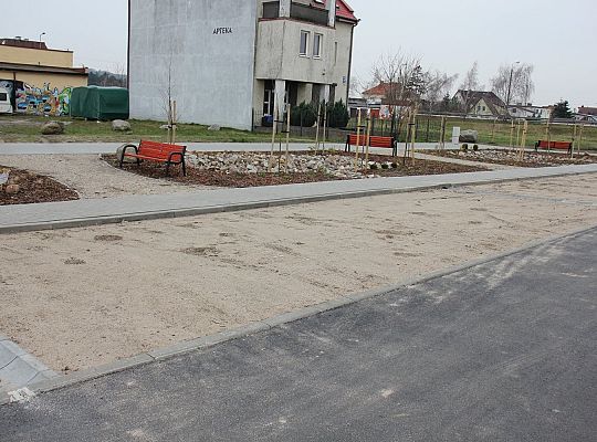 Nowy asfalt i 50 miejsc parkingowych przy 35834