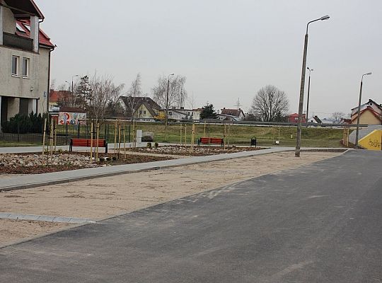 Nowy asfalt i 50 miejsc parkingowych przy 35835