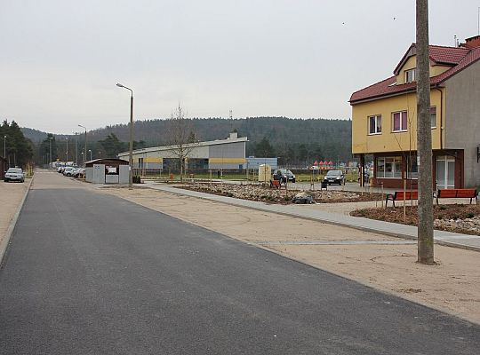 Nowy asfalt i 50 miejsc parkingowych przy 35837