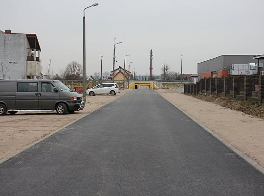 Nowy asfalt i 50 miejsc parkingowych przy 35838
