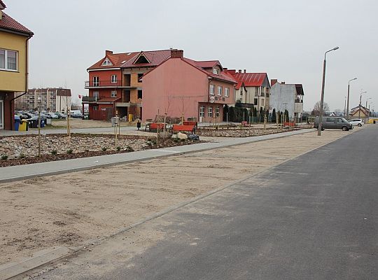 Nowy asfalt i 50 miejsc parkingowych przy 35839