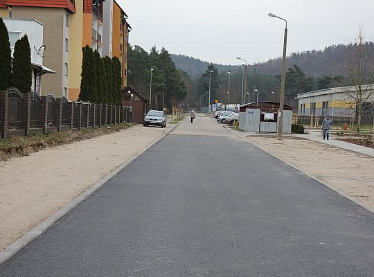 Nowy asfalt i 50 miejsc parkingowych przy 35841