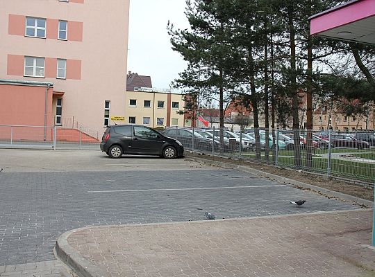 Powiększony parking przy szpitalu. 14 nowych 35877