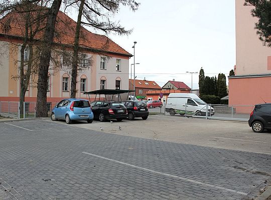 Powiększony parking przy szpitalu. 14 nowych 35878