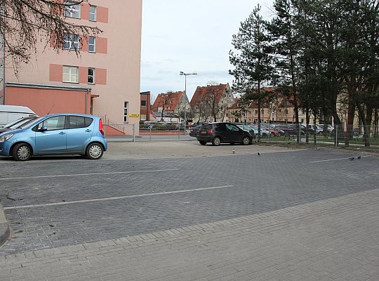 Powiększony parking przy szpitalu. 14 nowych 35879