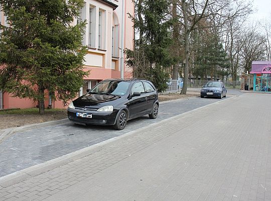 Powiększony parking przy szpitalu. 14 nowych 35881