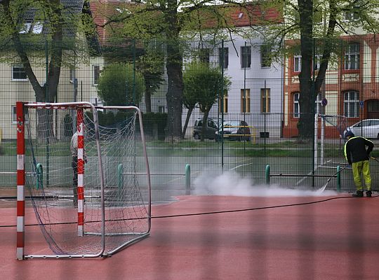 Nawierzchnia boiska na Pl. Piastowskim w 36000