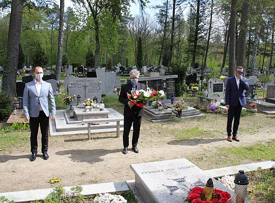 Kwiaty złożone ofiarom wojny 36028