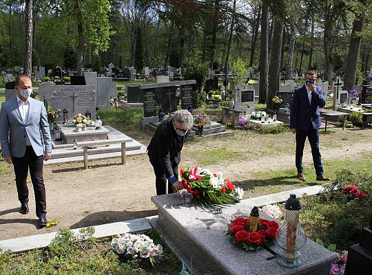 Kwiaty złożone ofiarom wojny 36029