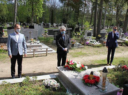 Kwiaty złożone ofiarom wojny 36030