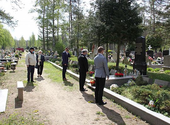 Kwiaty złożone ofiarom wojny 36031