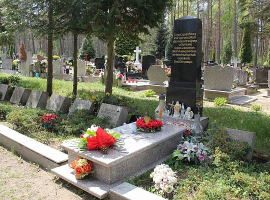 Kwiaty złożone ofiarom wojny 36035