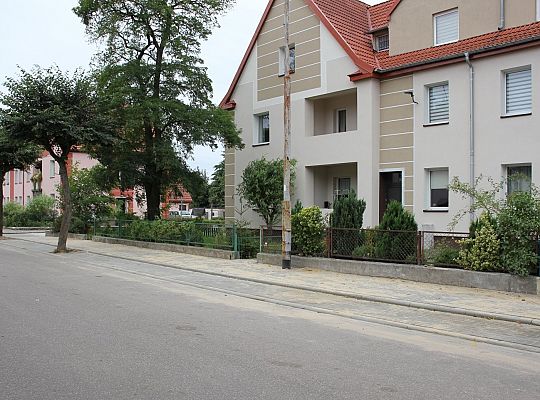 Nowy chodnik i zatoki postojowe przy Stryjewskiego 36813