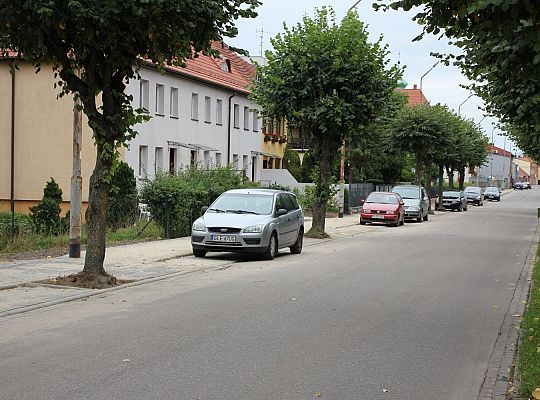 Nowy chodnik i zatoki postojowe przy Stryjewskiego 36816