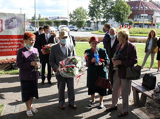 Dzień Sybiraka. Kwiaty i znicze pod Pomnikiem 36818