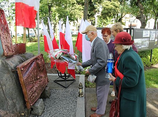 Dzień Sybiraka. Kwiaty i znicze pod Pomnikiem 36820