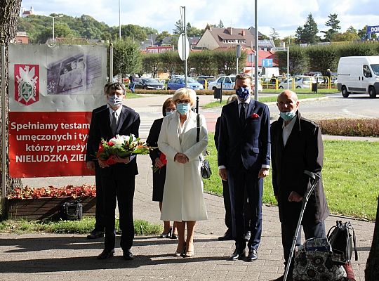 Dzień Sybiraka. Kwiaty i znicze pod Pomnikiem 36821