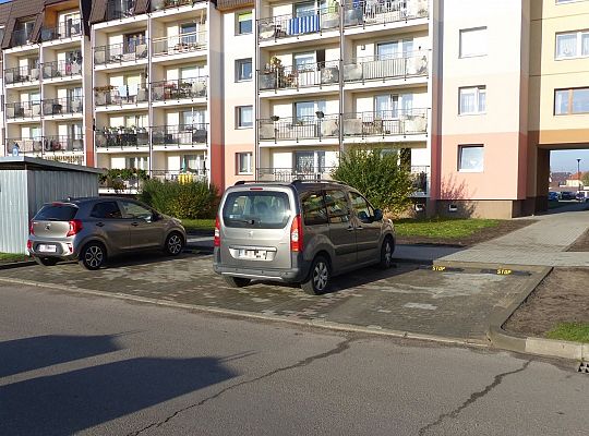 Nowy chodnik i miejsca postojowe przy Łasaka 37398