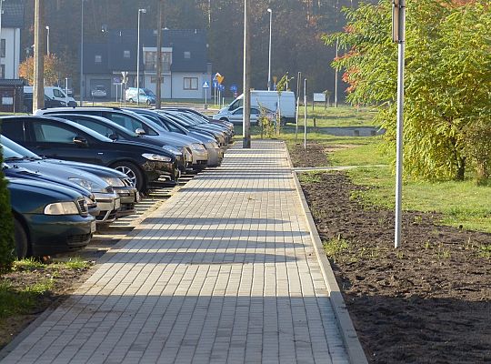 Nowy chodnik i miejsca postojowe przy Łasaka 37399