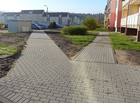 Nowy chodnik i miejsca postojowe przy Łasaka 37401