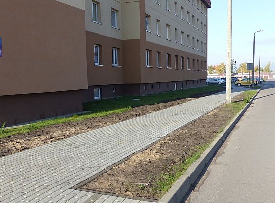 Nowy chodnik i miejsca postojowe przy Łasaka 37402