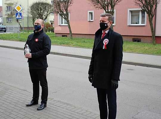 Święto Niepodległości. Znicze pod tablicą Polskiej 37452