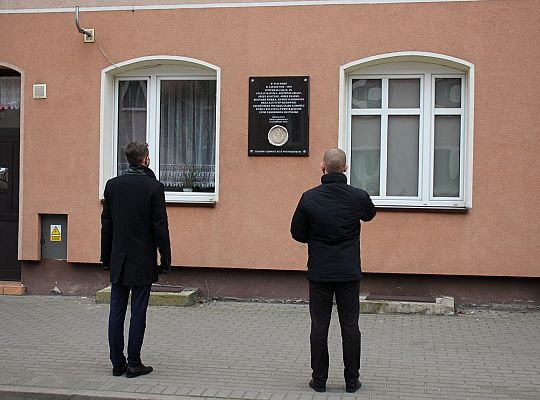 Święto Niepodległości. Znicze pod tablicą Polskiej 37453