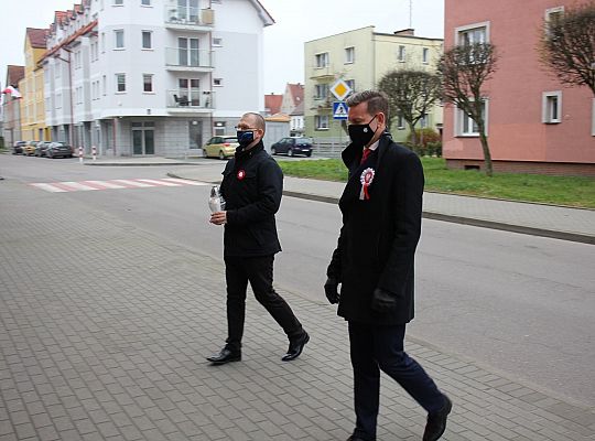 Święto Niepodległości. Znicze pod tablicą Polskiej 37454