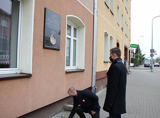 Święto Niepodległości. Znicze pod tablicą Polskiej 37455