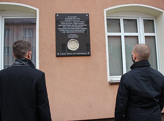 Święto Niepodległości. Znicze pod tablicą Polskiej 37457