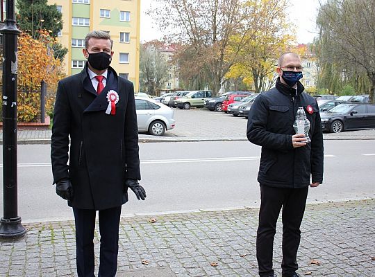 Święto Niepodległości. Znicze pod tablicą Polskiej 37459