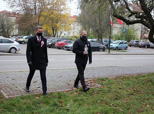 Święto Niepodległości. Znicze pod tablicą Polskiej 37460