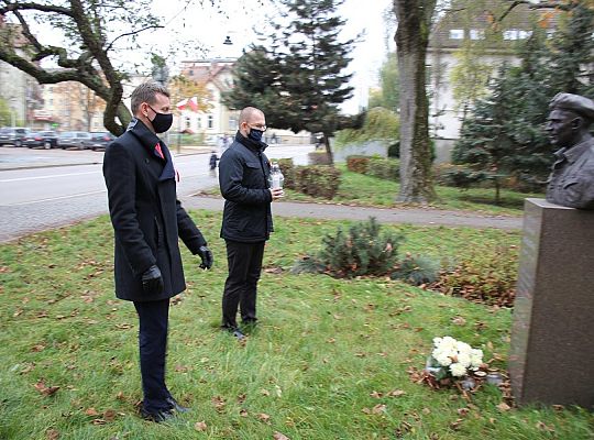 Święto Niepodległości. Znicze pod tablicą Polskiej 37461