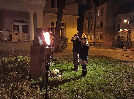 Capstrzyk Niepodległość pod pomnikiem gen. 37486