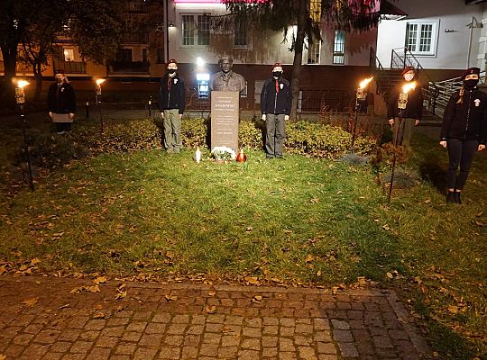 Capstrzyk Niepodległość pod pomnikiem gen. 37488
