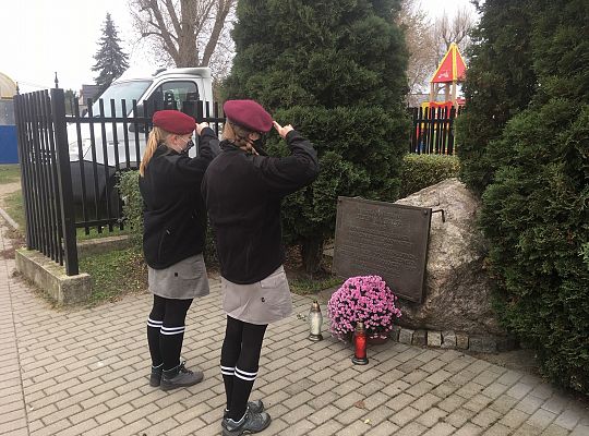 Capstrzyk Niepodległość pod pomnikiem gen. 37490