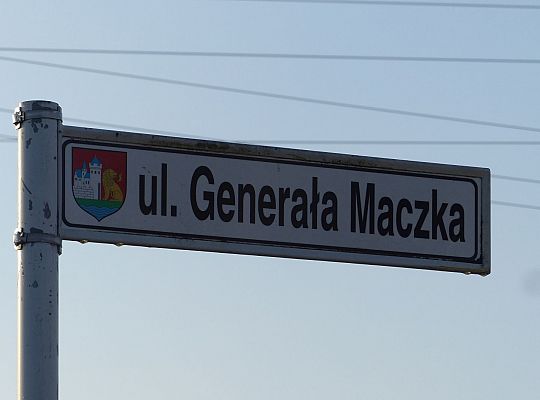 Generała Maczka z asfaltem, chodnikiem i ścieżką 37634