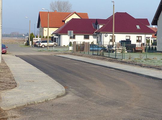 Generała Maczka z asfaltem, chodnikiem i ścieżką 37639