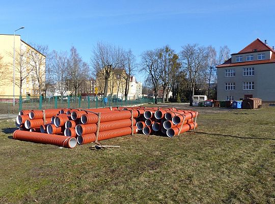 Rusza budowa parkingu i dziedzińca przy Szkole 38070