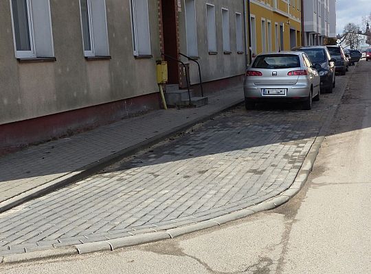 Nowe miejsca postojowe przy ulicy Targowej 38128
