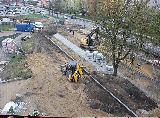 Przy SP1 powstaje parking i efektowny dziedziniec 38431