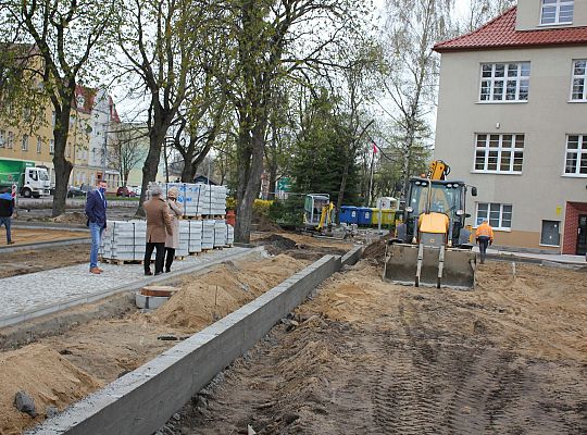Przy SP1 powstaje parking i efektowny dziedziniec 38439