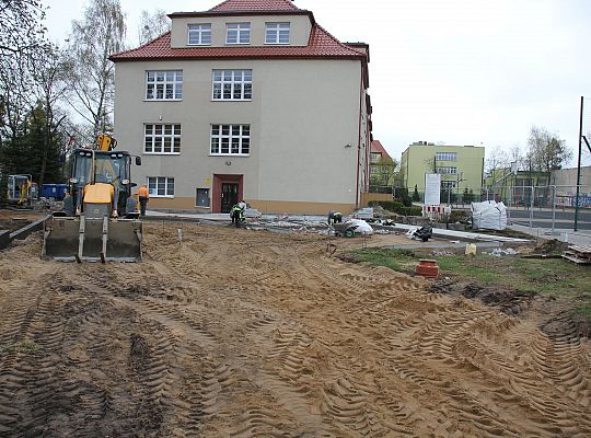 Przy SP1 powstaje parking i efektowny dziedziniec 38440